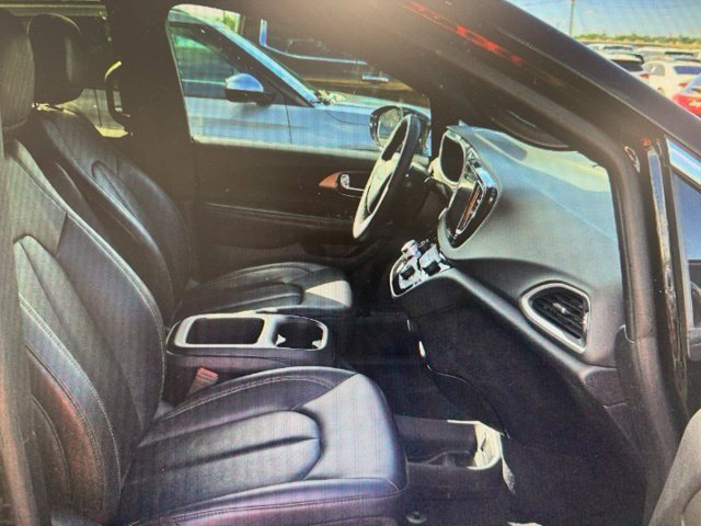 Used 2026 Chrysler Pacifica Select FWD image 3