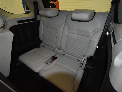 Used 2017 Land Rover Discovery HSE Luxury image 4