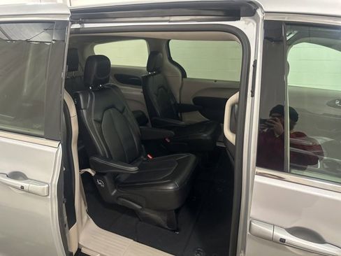 Used 2024 Chrysler Pacifica Touring-L image 10