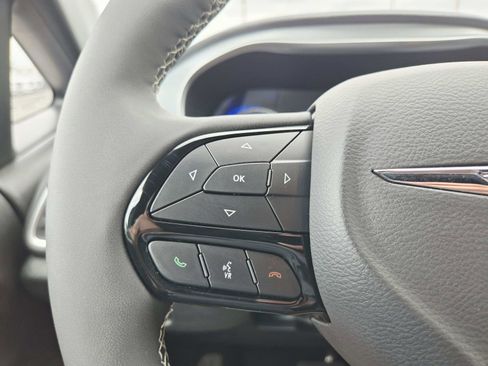 Used 2025 Chrysler Pacifica Limited FWD image 24