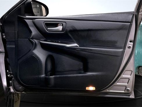 Used 2016 Toyota Camry SE image 24