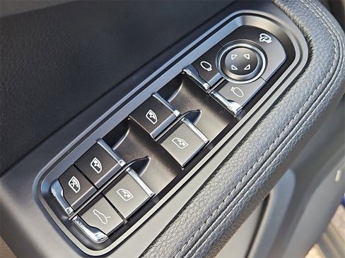 Certified 2025 Porsche Macan image 32