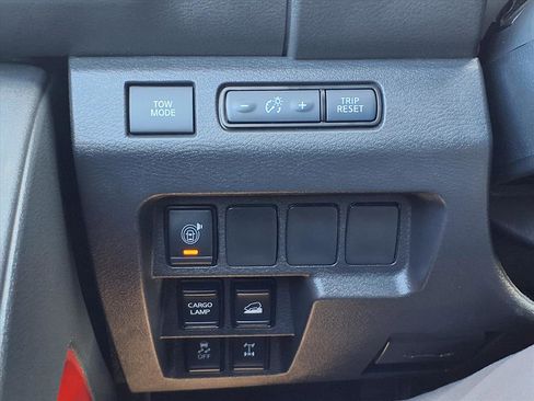 Used 2025 Nissan Frontier PRO-4X image 9