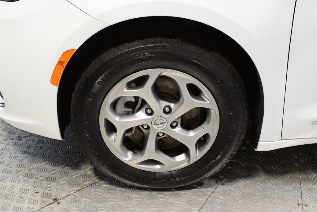 Used 2023 Chrysler Pacifica Limited AWD/4WD image 33