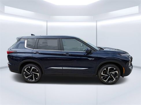 New 2025 Mitsubishi Outlander SE image 2