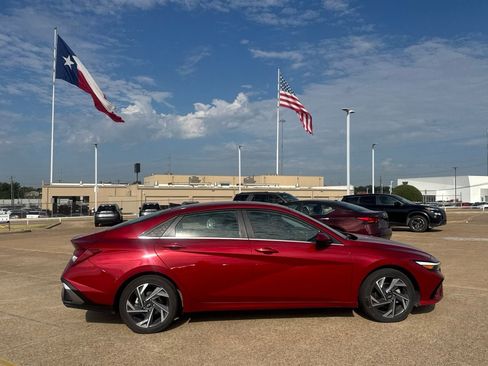 Used 2025 Hyundai Elantra SEL FWD image 24