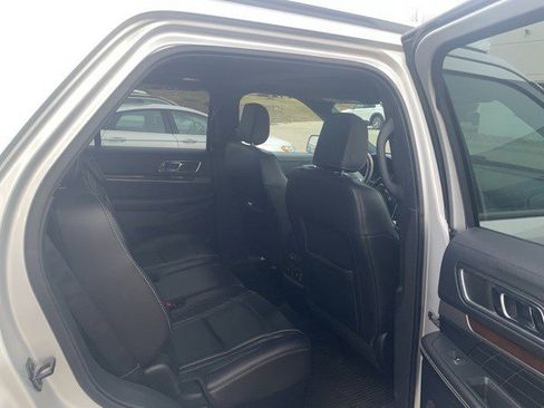Used 2018 Ford Explorer Platinum image 17