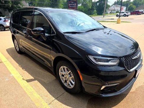 Used 2024 Chrysler Pacifica Touring-L image 2