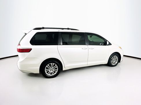 Used 2017 Toyota Sienna XLE image 9