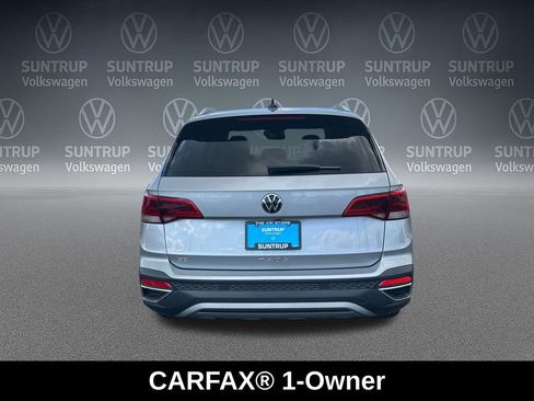 Used 2023 Volkswagen Taos SE w/ Panoramic Sunroof Package FWD image 4
