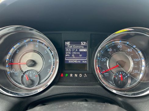 Used 2015 Chrysler Town & Country Touring image 16