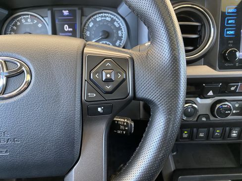 Used 2017 Toyota Tacoma TRD Off-Road w/ Premium & Technology Package AWD/4WD image 7