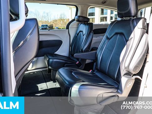 Used 2024 Chrysler Pacifica Touring-L FWD image 21