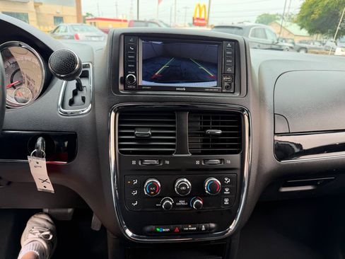 Used 2017 Dodge Grand Caravan SE FWD image 18