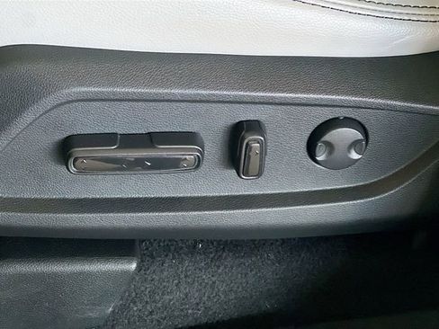 Used 2025 Honda Pilot Touring image 13