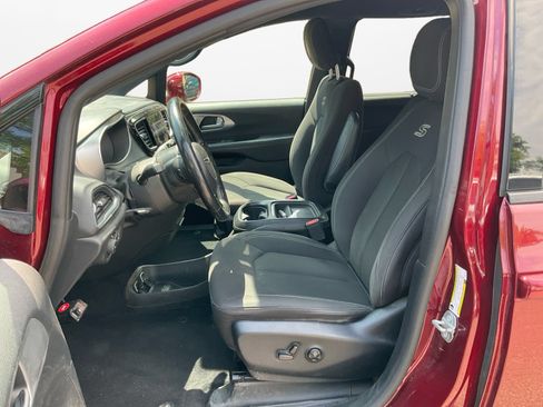 Used 2019 Chrysler Pacifica Touring Plus FWD image 9