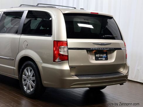 Used 2015 Chrysler Town & Country Touring FWD image 8