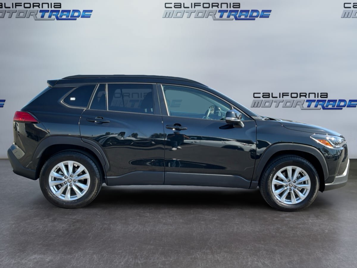 Used 2025 Toyota Corolla Cross LE FWD image 4