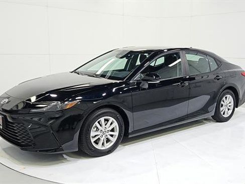 Used 2025 Toyota Camry LE FWD image 3