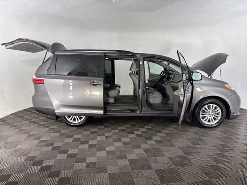 Used 2017 Toyota Sienna XLE Premium image 15