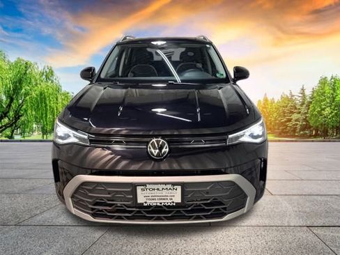 Certified 2025 Volkswagen Taos SE w/ Panoramic Sunroof Package image 9