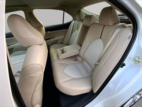 Used 2020 Toyota Camry XLE w/ Sunroof Package FWD image 19