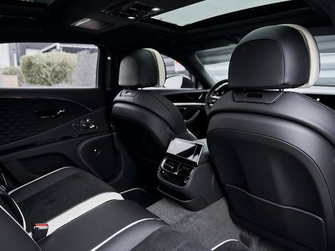 Used 2025 Bentley Flying Spur Plug-In Hybrid image 41