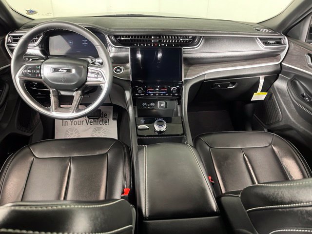 Used 2025 Jeep Grand Cherokee Limited AWD/4WD image 41