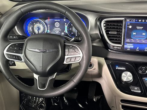 Used 2024 Chrysler Pacifica Touring-L FWD image 11
