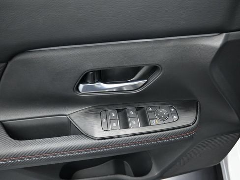 Used 2025 Nissan Kicks SR FWD image 10