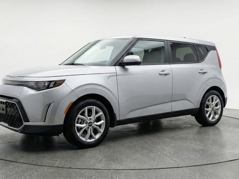 Used 2025 Kia Soul LX w/ LX Technology Package image 3