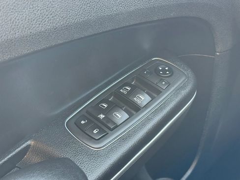 Used 2019 Chrysler 300 Touring RWD image 39