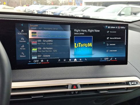 Used 2025 BMW iX xDrive50 w/ Premium Package AWD/4WD image 17