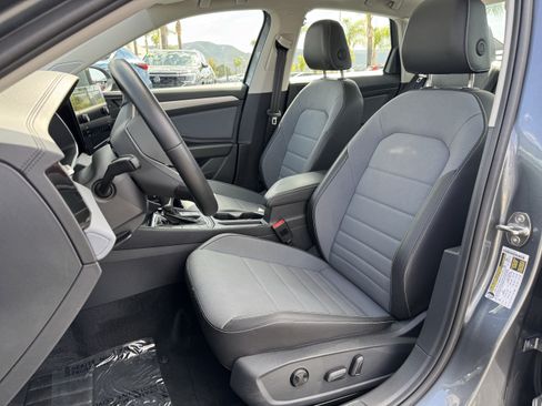 Used 2025 Volkswagen Jetta SE w/ Sunroof Package FWD image 15