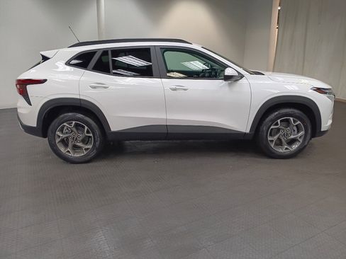 New 2026 Chevrolet Trax LT w/ Sunroof Package FWD image 6