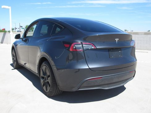 Used 2024 Tesla Model Y 2WD image 6