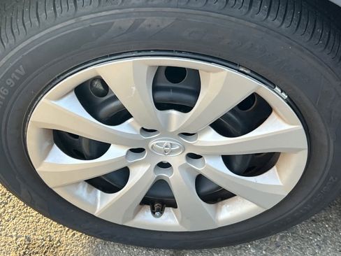 Used 2021 Toyota Corolla LE image 22