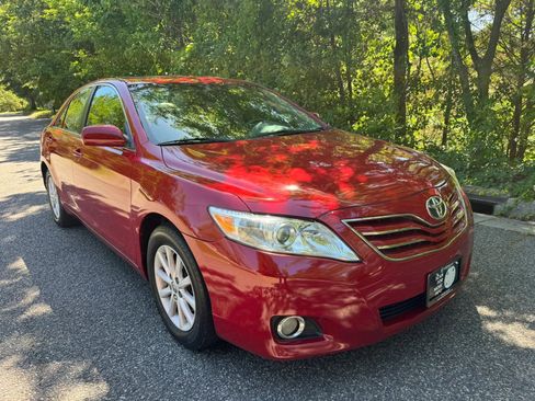 Used 2011 Toyota Camry XLE w/ SE/XLE Extra-Value Pkg FWD image 2