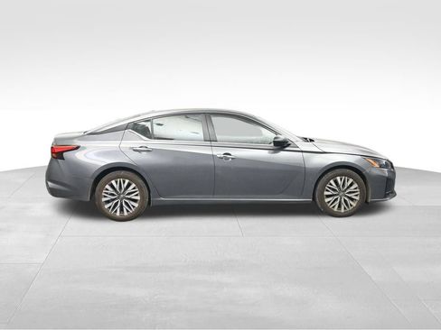 Used 2024 Nissan Altima 2.5 SV FWD image 6
