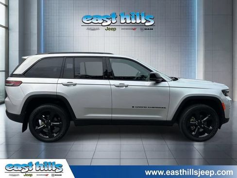 Used 2023 Jeep Grand Cherokee Altitude AWD/4WD image 2