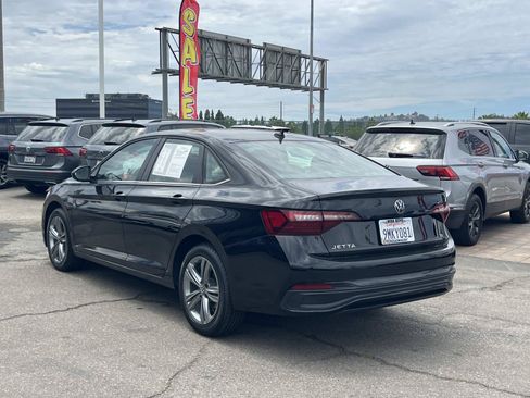 Certified 2024 Volkswagen Jetta SE FWD image 3
