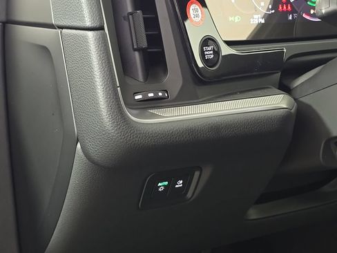 Certified 2025 Porsche Cayenne E-Hybrid Coupe AWD/4WD image 18
