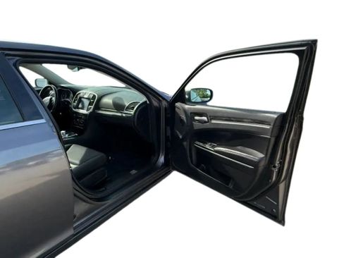 Used 2019 Chrysler 300 Touring RWD image 16