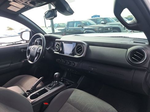 Used 2019 Toyota Tacoma TRD Off-Road AWD/4WD image 17