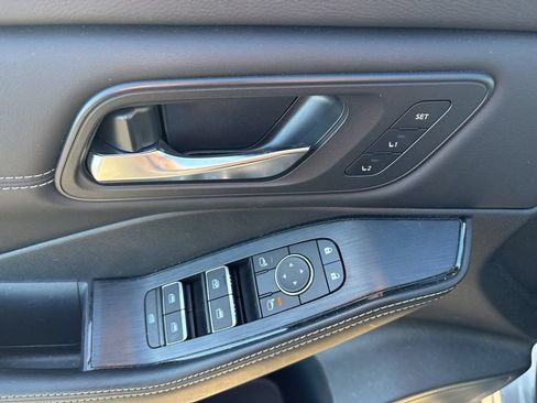 Used 2025 Nissan Rogue SL w/ Tech Package AWD/4WD image 16