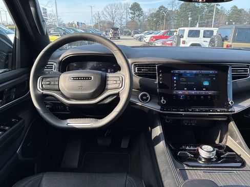 Used 2024 Jeep Wagoneer Series III image 20