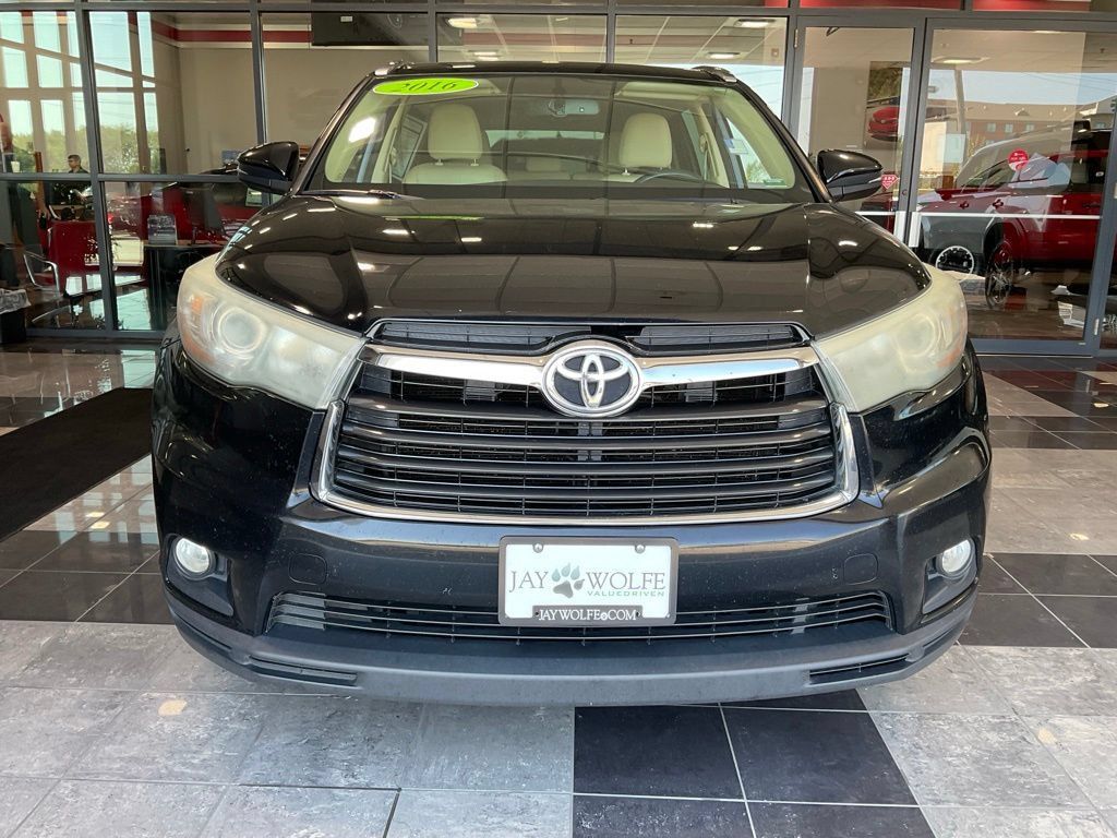 Used 2016 Toyota Highlander XLE AWD/4WD image 2