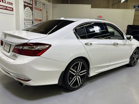 Used 2016 Honda Accord Touring image 8
