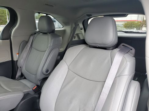 Used 2022 Toyota Sienna Limited image 11