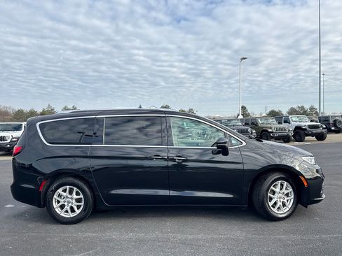 Used 2021 Chrysler Pacifica Touring-L image 2